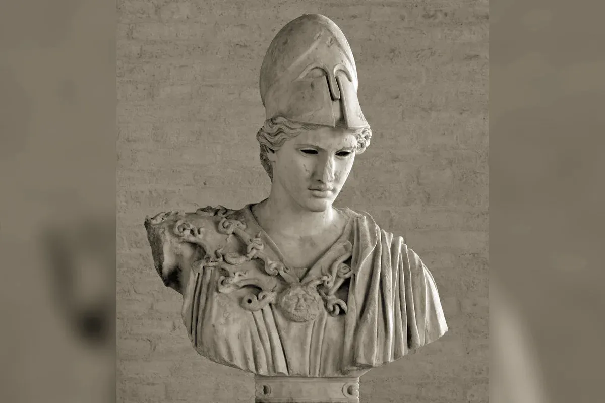 Statue antique d'Athéna casquée tenant sa lance et son bouclier