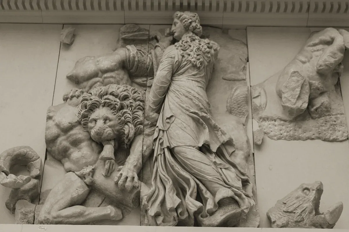 Céto combattant les Géants, frise nord de l'autel de Pergame : figure féminine drapée, lion et monstre marin