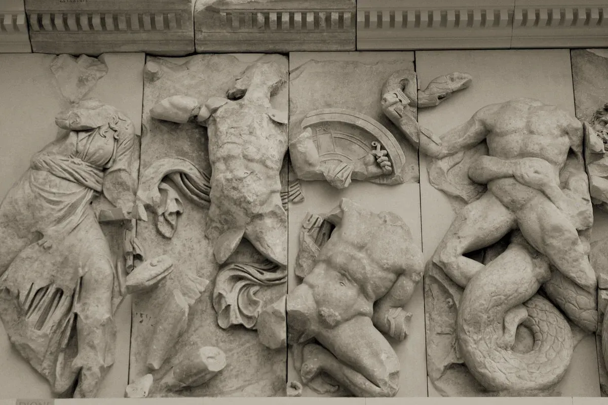 Section de la frise nord de l'autel de Pergame identifiée comme Dioné par le musée : figure féminine drapée, acéphale, combattant les Géants