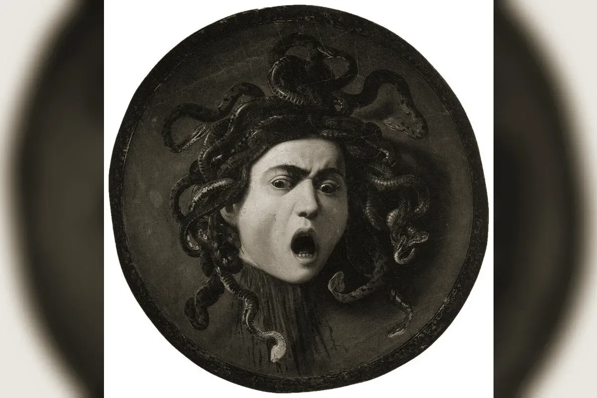 Méduse à la chevelure de serpents, masque de Gorgone, motif apotropaïque grec antique