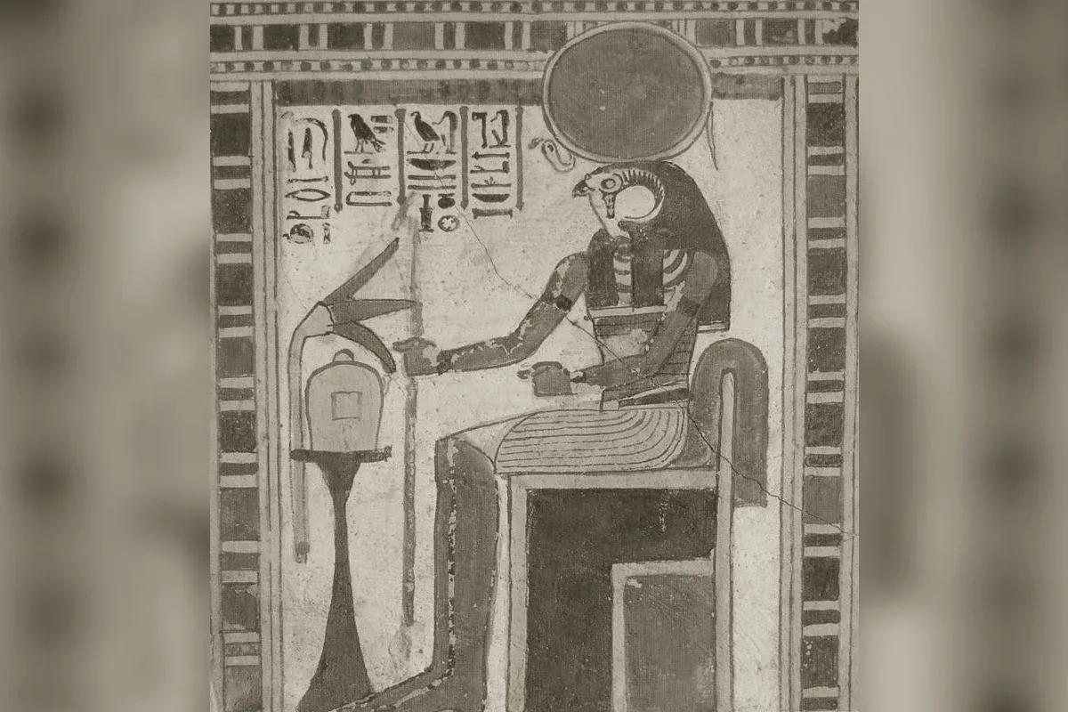 Râ-Horakhty, dieu solaire égyptien à tête de faucon coiffé du disque solaire